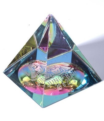 1 Stück  Pyramide aus Türkisblauen Glas 