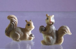 Mini Eichhörchen aus Steinharz, 2 Stück